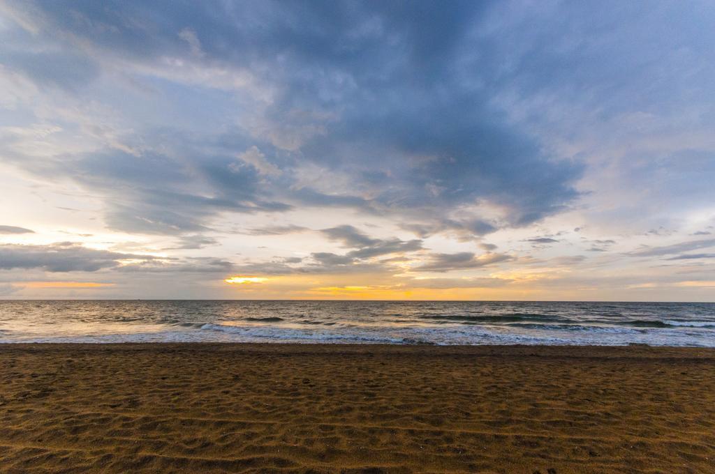 Camelot Beach Hotel Negombo Exterior foto